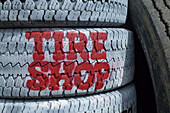 USA, Nevada. Beatty, Schild eines Reifenladens auf alten Reifen gemalt