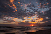 USA, New Jersey, Cape May National Seashore. Sonnenuntergang am Meeresufer