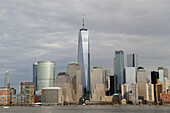 One World Trade Center und andere Wolkenkratzer in Manhattan von der anderen Seite des Hudson River in Jersey City, New Jersey
