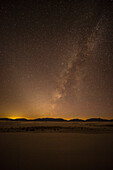 USA, New Mexiko, White Sands National Park. Wüste und Milchstraße bei Nacht