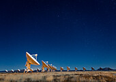 Karl G. Jansky, Very Large Array (VLA), Nationales Radioastronomie-Observatorium, Die Schüsseln haben einen Durchmesser von 82 Fuß oder 25 Metern und befinden sich in einer Y-förmigen Anordnung in den Ebenen von San Agustin, New Mexico, USA