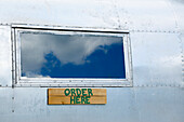 Schild "Hier bestellen" an einem alten Wohnwagen, Phoenicia, New York, USA