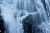 Ausschnitt der Mingo Falls, Great-Smoky-Mountains-Nationalpark, North Carolina