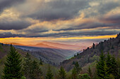 Blick auf das Oconaluftee Valley bei Sonnenaufgang, Great Smoky Mountains National Park, North Carolina