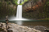USA, Oregon. Abiqua Falls und aufgetürmter Steinhaufen