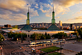 USA, Oregon, Portland. Oregon Convention Center und Stadtzentrum bei Sonnenuntergang