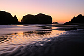 USA, Oregon, Bandon. Sonnenuntergang am Strand der Sea Stacks