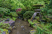 USA, Oregon, Portland, Laterne im Japanischen Garten von Portland