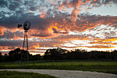 Wolken und Windmühle bei Sonnenuntergang