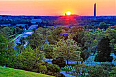 USA, Virginia, Arlington, Arlington National Cemetery bei Sonnenaufgang