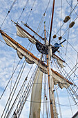 Masttakelung und Segel der Hawaiian Chieftain, einer Rahsegel-Ketsch. Eigentümer und Betreiber ist der Grays Harbor Historical Seaport, Aberdeen, Washington State