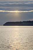 Sonnenuntergang in der Semiahmoo Bay, Blaine, Bundesstaat Washington