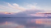 USA, Bundesstaat Washington, Seabeck. Nebliger Sonnenaufgang über dem Hood Canal