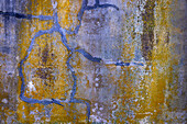 USA, Bundesstaat Washington, Fort Flagler State Park. Abstraktes Muster einer verwitterten Wand.