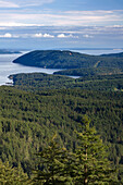 USA, Washington State, San Juan Islands, Blick vom Little Summit im Moran State Park auf Orcas Island nach Süden in Richtung Obstruction Island und Blakely Island zeigt dichten Wald.