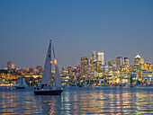 USA, Bundesstaat Washington, Seattle, Skyline der Innenstadt und Boote auf dem Lake Union in der Abenddämmerung, vom Gas Works Park aus gesehen