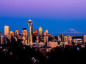 USA, Bundesstaat Washington, Seattle, Skyline von Seattle in der Abenddämmerung