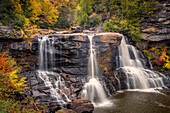 USA, West Virginia, Blackwater Falls State Park. Wasserfall und Waldlandschaft