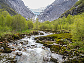 Strom aus der Schmelze des Briksdal-Gletschers, einem der bekanntesten Arme des Jostedalsbreen-Gletschers, Vestland, Norwegen, Skandinavien, Europa