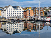 Blick auf die Uferpromenade der Stadt Tromso, die 217 Meilen nördlich des Polarkreises liegt, Tromso, Norwegen, Skandinavien, Europa