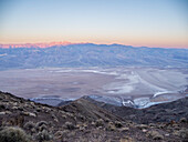 Sonnenaufgang über Badwater Basin, Telescope Peak von Dante's View im Death Valley National Park, Kalifornien, Vereinigte Staaten von Amerika, Nordamerika