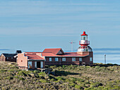 Der Leuchtturm von Kap Hoorn und die kleine Kapelle am Kap Hoorn, Nationalpark Cabo de Hornos, Insel Hornos, Chile, Südamerika
