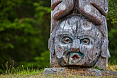Kwakwaka'wakw-Totempfähle auf dem Friedhof in Alert Bay, Cormorant Island, Britisch-Kolumbien, Kanada, Nordamerika