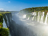 Blick auf die brasilianische Seite des Teufelsschlunds (Garganta del Diablo), Iguazu-Fälle, UNESCO-Welterbe, Provinz Misiones, Argentinien, Südamerika