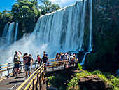 Touristen auf einer Plattform am unteren Kreislauf der Iguazu-Fälle, UNESCO-Welterbe, Provinz Misiones, Argentinien, Südamerika
