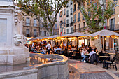Menschen beim Essen und Trinken in einem Café im Freien, Aix-en-Provence, Bouches-du-Rhone, Provence-Alpes-Cote d'Azur, Frankreich, Westeuropa