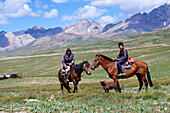Kirgisische Nomaden und Schafherde, Tian-Shan-Gebirge nahe der chinesischen Grenze, Region Naryn, Kirgisistan, Zentralasien, Asien