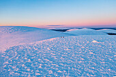 Luftaufnahme von Wanderern beim Skilanglauf bei Sonnenuntergang, Pallas-Yllastunturi-Nationalpark, Muonio, Lappland, Finnland, Europa