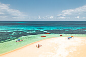Touristen amüsieren sich am idyllischen Strand, der vom kristallklaren Wasser des Indischen Ozeans umspült wird, Luftaufnahme, Kwale Island, Sansibar, Tansania, Ostafrika, Afrika