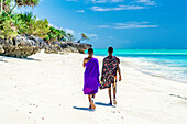 Maasai-Kriegerpaar bei einem Spaziergang am exotischen Strand, Sansibar, Tansania, Ostafrika, Afrika