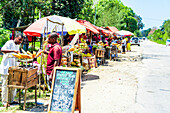 Menschen verkaufen Obst auf einem Straßenmarkt, Sansibar, Tansania, Ostafrika, Afrika
