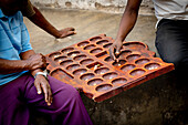 Männer spielen das berühmte Bao-Brettspiel auf der Straße, Stone Town, Sansibar, Tansania, Ostafrika, Afrika