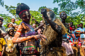 Yaka-Stamm bei einem rituellen Tanz, Mbandane, Demokratische Republik Kongo, Afrika