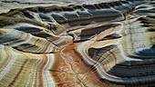 Luftaufnahme von mehrfarbigen Sandsteinschichten, Kyzylkup, Mangystau, Kasachstan, Zentralasien, Asien