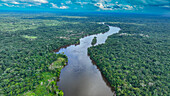 Luftaufnahme des Suriname-Flusses bei Pokigron, Suriname, Südamerika