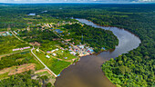 Luftaufnahme des Suriname-Flusses in Pokigron, Suriname, Südamerika