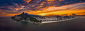 Luftaufnahme des Strandes von Leblon mit dem Zwei-Brüder-Gipfel, Rio de Janeiro, Brasilien, Südamerika