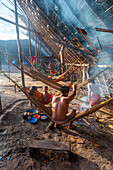 Yanomani-Stammesangehörige in ihrem traditionellen Shabono, rechteckiges Dach, Yanomami-Stamm, Südvenezuela, Südamerika