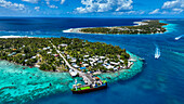 Luftaufnahme des Rangiroa-Atolls und des Tiputa-Passes, Tuamotus, Französisch-Polynesien, Südpazifik, Pazifik
