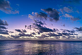Sonnenuntergang über der Lagune von Fakarava, Tuamotu-Archipel, Französisch-Polynesien, Südpazifik, Pazifik