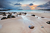 Sandstrand an der Reiff Bay mit den Summer Isles im Hintergrund bei stimmungsvollem Wintersonnenuntergang an der Küste im Nordwesten Schottlands, Highland, Schottland, Vereinigtes Königreich, Europa
