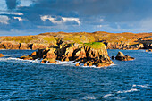 Blick auf die Camas Eilean Ghlais Bay im frühen Morgenlicht mit ihrer Insel und der zerklüfteten Küstenlinie, Nordwest-Schottland, Highland, Schottland, Vereinigtes Königreich, Europa