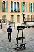 Einsamer Gondoliere in Venedig, UNESCO-Weltkulturerbe, Venetien, Italien, Europa