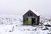 Ein alter verlassener Schuppen an einem verschneiten Wintertag, Isle of Harris, Äußere Hebriden, Schottland, Vereinigtes Königreich, Europa