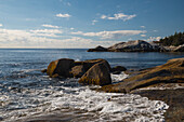 Wellen brechen an die felsige Küste, Crystal Crescent Beach Provincial Park, Nova Scotia, Kanada, Nordamerika