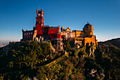 Luftaufnahme des Pena Palace, UNESCO-Weltkulturerbe, einer romantischen Burg in den Bergen von Sintra, Portugal, Europa